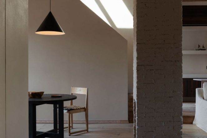 The old apartment building on Hunan Road has a ceiling height of approximately 6 meters.