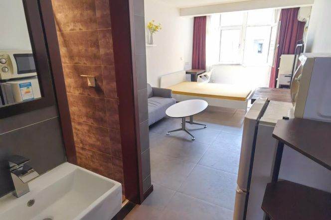 Cozy & Stylish 1 br in XuJiahui Center. easy to L 1/9/11 + L7/9 ZhaoJiaBang Rd st.