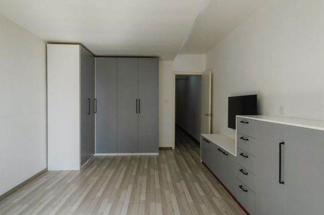 Good size bedroom 1 br on High floor in XuJiahui, 4 mins walking to L4 SH Stadium St.