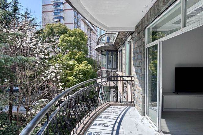 2Bdrs 2Baths Apt/Bright&Spacious /Line2 Weining Rd/Good View/elevator