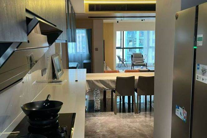 Renovated 4br apt,CA,floor heating,close to Mixc, Longbaixincun Station,L10