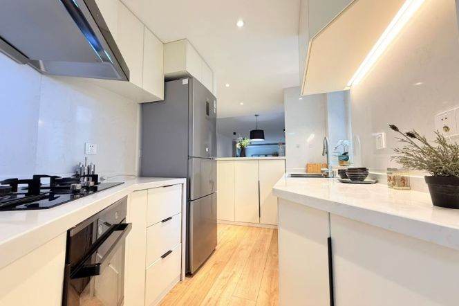 3 Brs, 2 Baths with Floor Heating/Central ac/Gym/Swimming pool, 140 sqm @ Xujiahui station L1,9&11