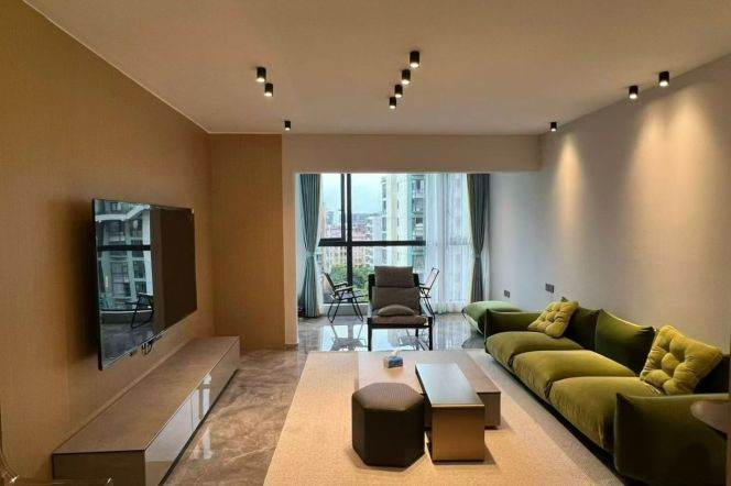 Renovated 4br apt,CA,floor heating,close to Mixc, Longbaixincun Station,L10