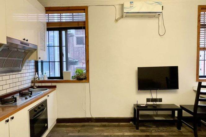 High ceiling old house 1BR nr Shanxi(s)Rd 5.8k