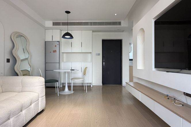 Nice price Cozy 1bedroom Stairs /  Spacious / Bright / Modern/ Quiet 