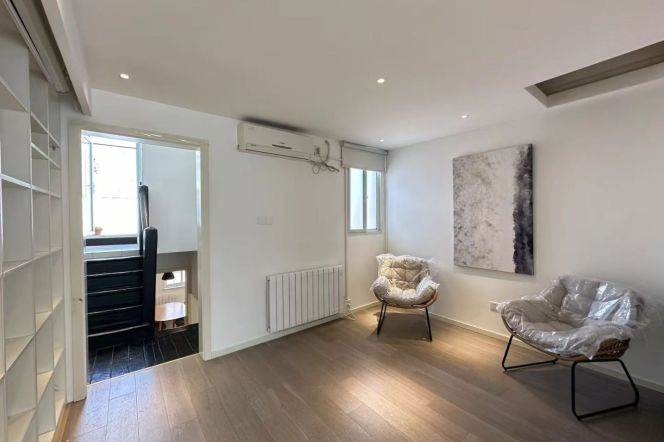 Huge 1br with terrace near Jing'an Temple/South Shaanxi Road