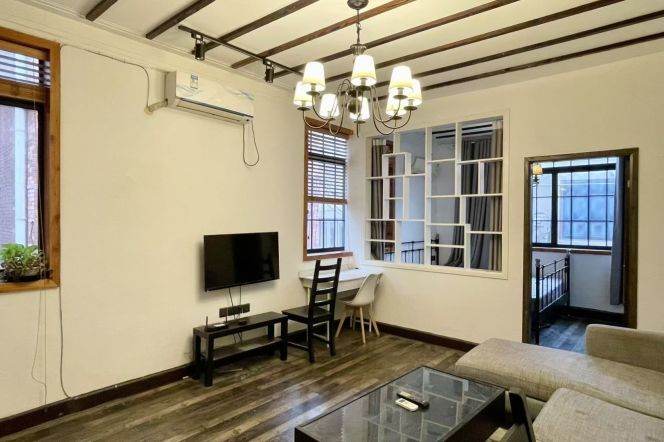 High ceiling old house 1BR nr Shanxi(s)Rd 5.8k