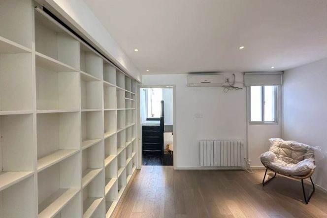 Huge 1br with terrace near Jing'an Temple/South Shaanxi Road