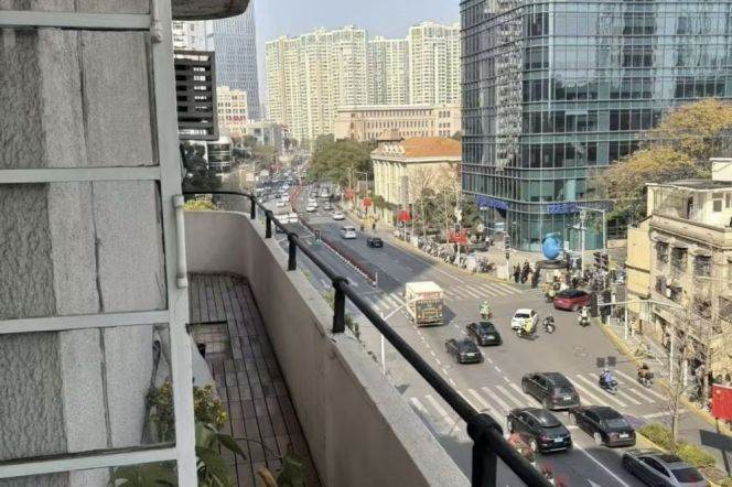 Historical Building 1br with elevator near Line 2/7/14 Jing'an Temple St.