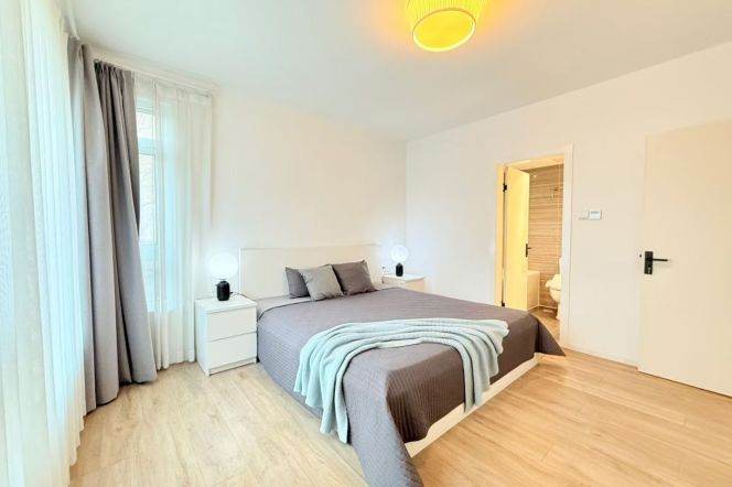 3 Brs, 2 Baths with Floor Heating/Central ac/Gym/Swimming pool, 140 sqm @ Xujiahui station L1,9&11