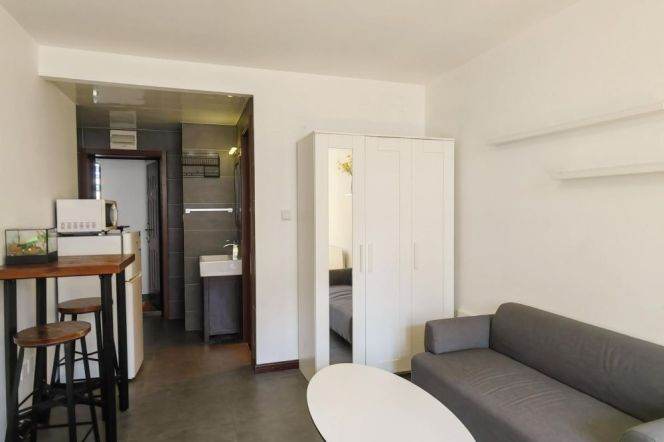 Cozy & Stylish 1 br in XuJiahui Center. easy to L 1/9/11 + L7/9 ZhaoJiaBang Rd st.