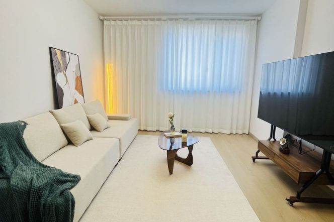 Prime 3BR 2BA High-Floor at Jiangsu Road Metro Hub