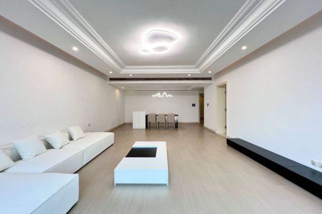 modern big 3brs wooden floor in Shimao modern furniture beside Huang pu river only 34K