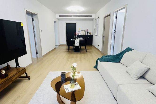 Prime 3BR 2BA High-Floor at Jiangsu Road Metro Hub