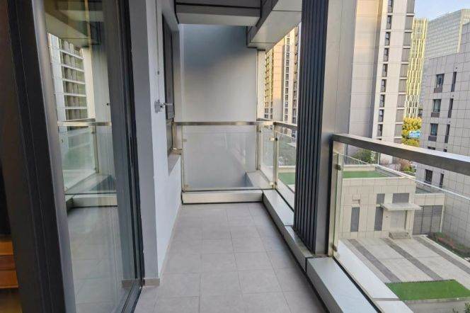 Good layout 1 br with big balcony near NYU shanghai. L6/8/11 Oriental sports center st.