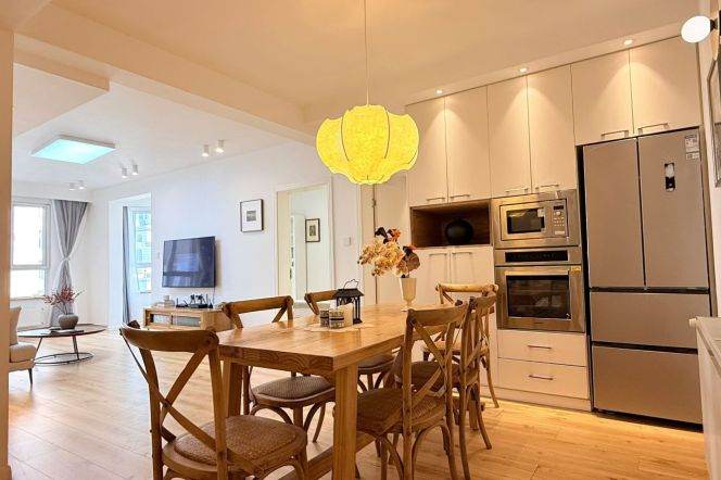 Nanjing rd/xintiandi 3br2bath130sqm