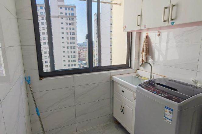 Good price 1 br with lift easy to Qiantan . 4 mins walking to L 11 SanLin St