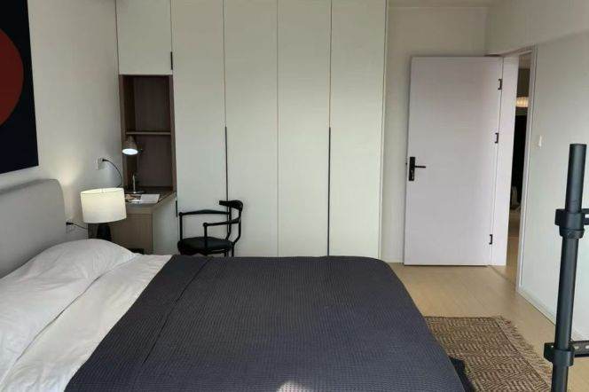 Expansive 2BR High-Floor Residence | 121sqm Near Shanghai Stadium | Xuhui District