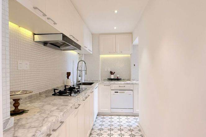 Nanjing rd/xintiandi 3br2bath130sqm