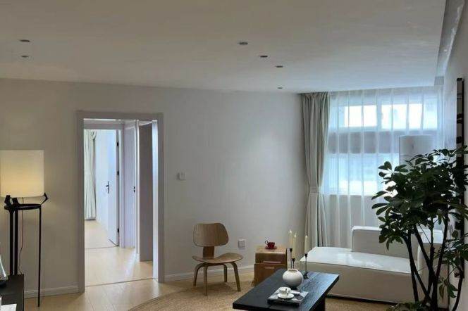 Expansive 2BR High-Floor Residence | 121sqm Near Shanghai Stadium | Xuhui District