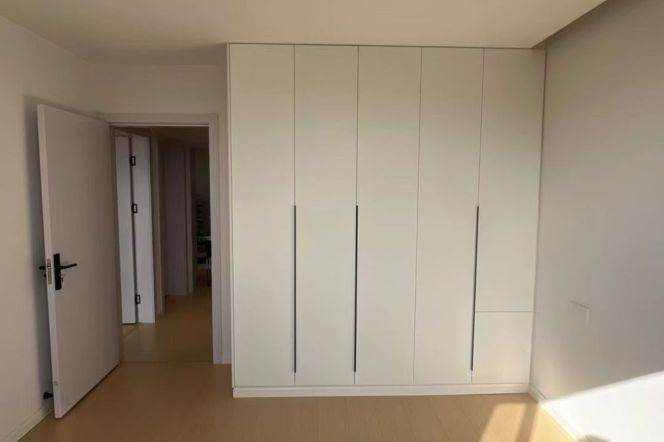 Expansive 2BR High-Floor Residence | 121sqm Near Shanghai Stadium | Xuhui District