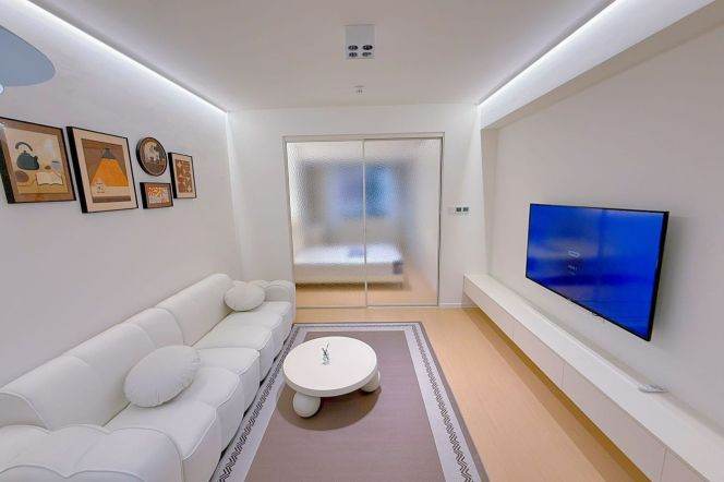 Charming 1BR 1LR/elevator/bright room/big living room,Weining rd@L2