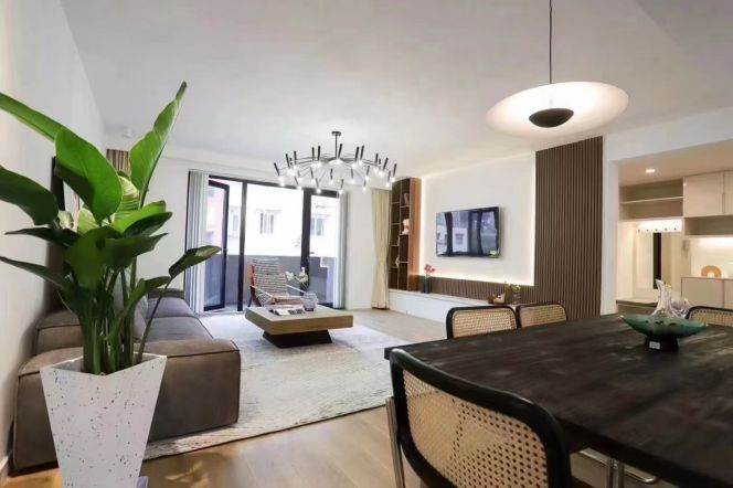 3 Brs, 2 Baths with Open Balcony/Floor Heating/Central ac, 150 sqm @ West Nanjing metro L2