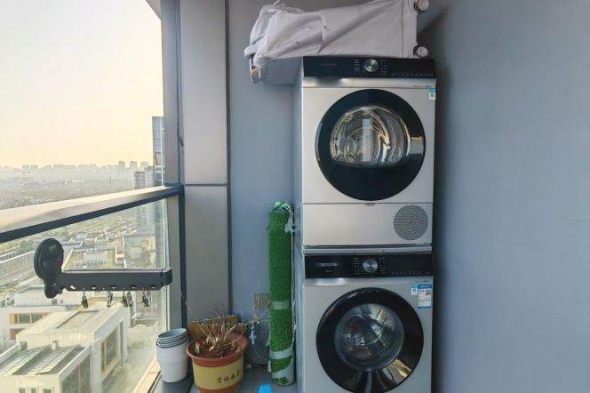Big open balcony 2 br in next Wellington shanghai+NYU, easy to L 6/8/11