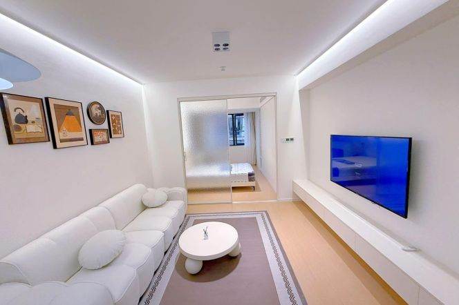 Charming 1BR 1LR/elevator/bright room/big living room,Weining rd@L2