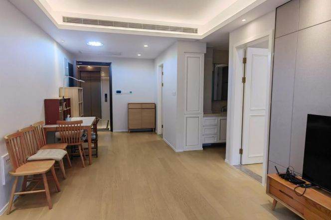 Good layout 1 br with big balcony near NYU shanghai. L6/8/11 Oriental sports center st.