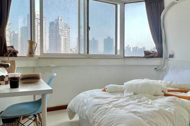 Bright room near Jiangsu rd, just one stop from SJTU, long/short lease