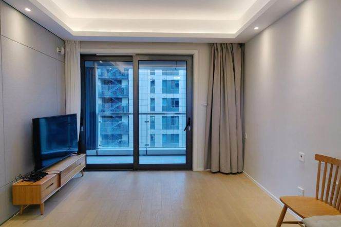 Good layout 1 br with big balcony near NYU shanghai. L6/8/11 Oriental sports center st.