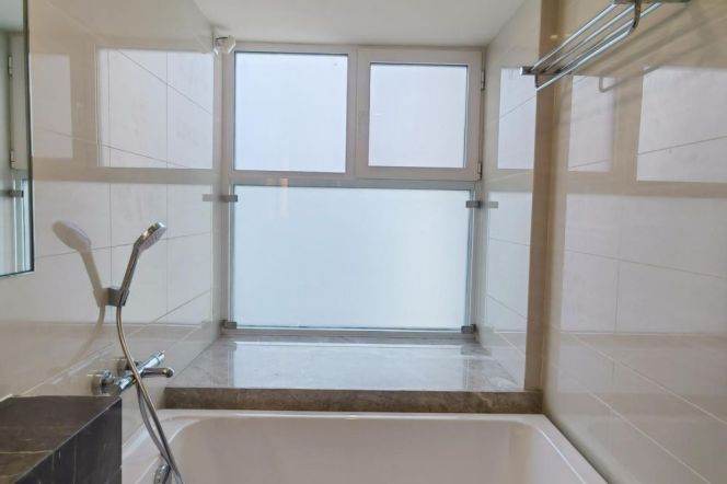 Nice layout 2 br with bathtub + floor heating .L 6/8/11 Oriental sports center near NYU 