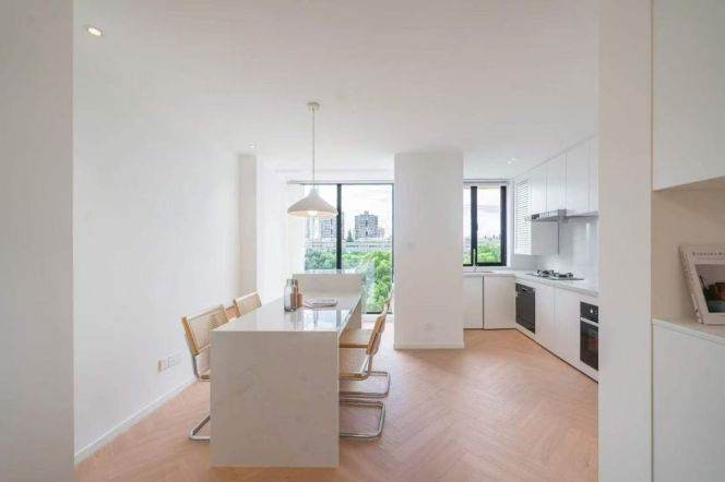 modern 3brs floor heating balcony modern furniture in Green city Dulwich only 22K