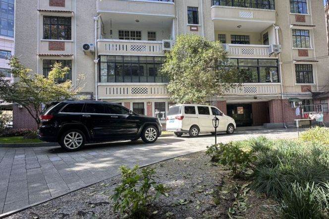 Historical Building 2brs with Balcony/heating @Gao'an Road,Old Xuhui