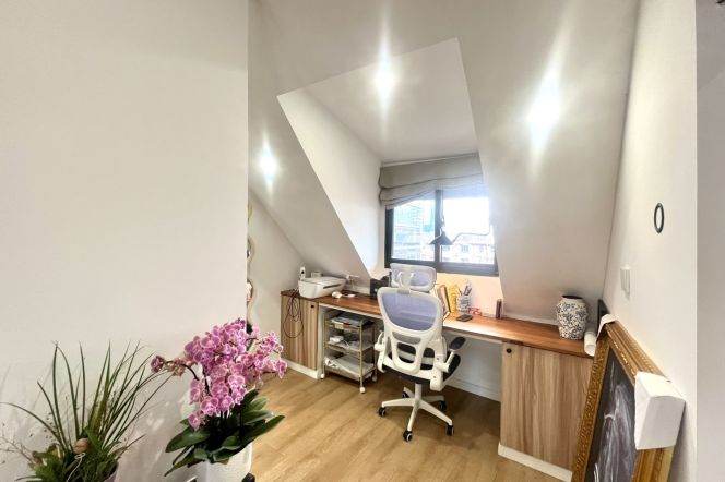 Outdoor balcony,Cozy,1Br, West Nan Jing rd station,L2,12,13