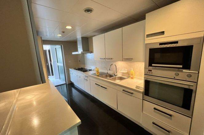 modern 4brs balcony spacious living room beside Huang pu river only 34K