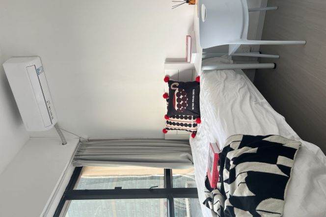 Cozy room near Hanzhong rd,just 2 roommates, for international students 