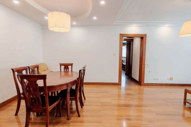 140m² 3BR 2BA Elevator Apt w/Balcony in Xujiahui, 15.8k