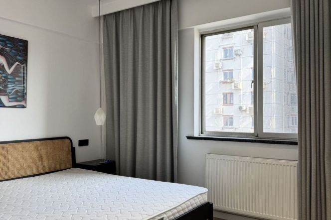 Amazing 3Br-2bathr on Yanping rd /Nr Jing'an Temple metro L2/7 /elevator+heating