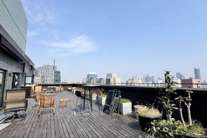 Rooftop terrace 2Br /Jiangsu rd metro L2&11 /New 2Br +elevator  /bright and warm/storage