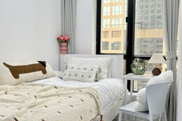 Bright room near Hanzhong rd,only 2 roommates, international students 