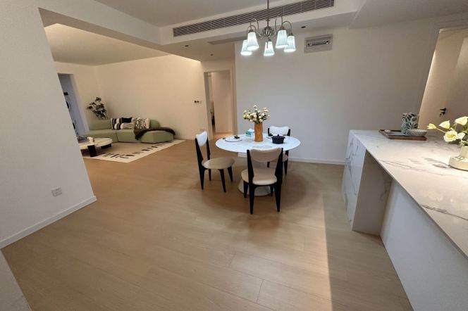 Spacious bright 4br/2bt@West Yan'an rd 180sqm with ceiling to floor windows
