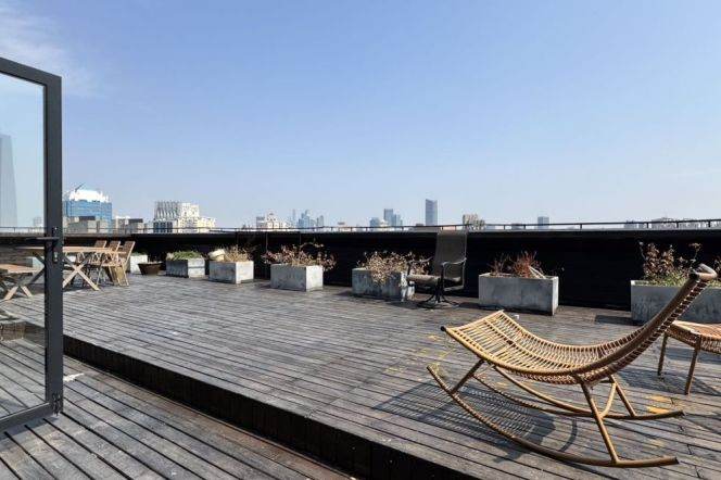 Rooftop terrace 2Br /Jiangsu rd metro L2&11 /New 2Br +elevator  /bright and warm/storage
