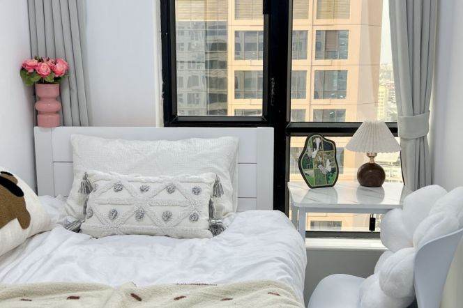 Bright room near Hanzhong rd,only 2 roommates, international students 