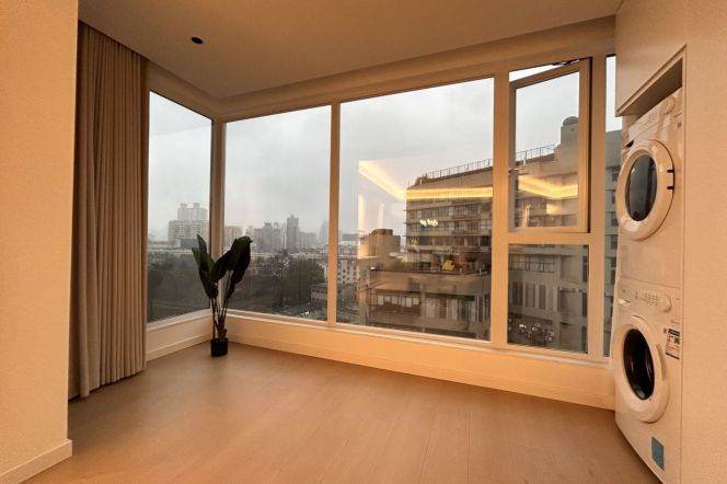 Spacious bright 4br/2bt@West Yan'an rd 180sqm with ceiling to floor windows