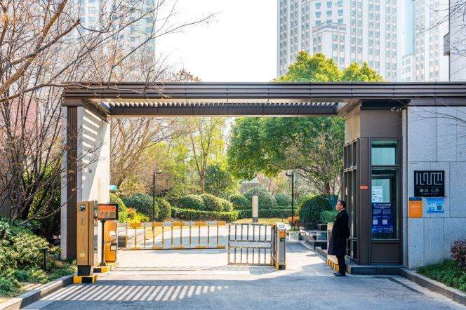 3BR 2baths, 1 elevator per household, pet friendly, long& short-term, walk distance to line 3/4/7