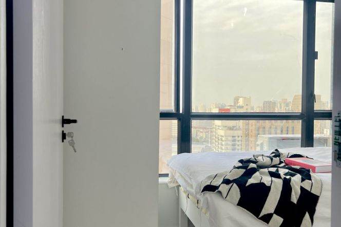 Cozy room near Hanzhong rd,just 2 roommates, for international students 