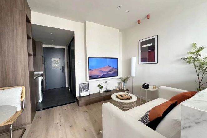 Short term 1 br 8.5K super modern nice decoration golden location M2/7/14 Jing'an 