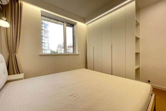 Sunny one bedroom Apt+central AC+oven near L2/11Jiangsu Rd